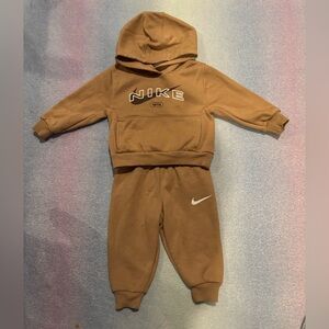 Tan Nike set 12m